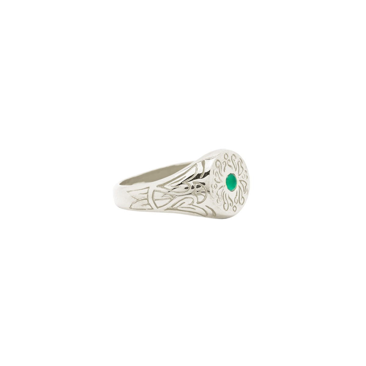 Hunt Of Hounds Chantilly Ring in Silver with Green Agate. Decorative plate design.